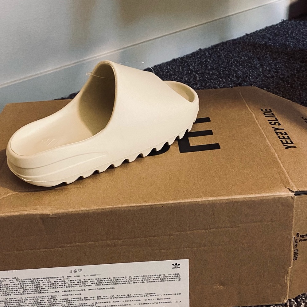 Yeezy Slides Size: 6.5W/4.5M